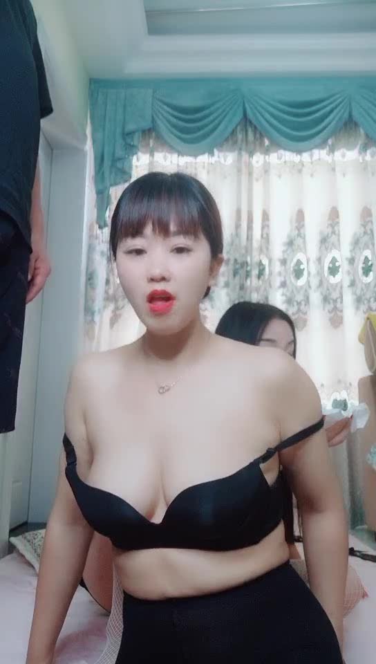 纹身小哥的幸福生活，双飞姐妹花全程露脸丝袜情趣，一个舔鸡巴一个舔蛋蛋，主动上位轮草抽插，浪叫呻吟不止 new